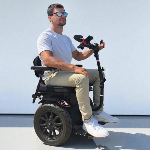 Jeune homme assis sur le Gus en balade